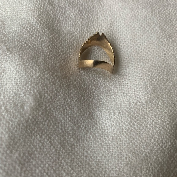 10K Yellow Gold Ring V Shape - Picture 9 of 10